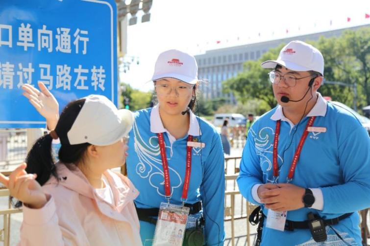 红墙巍巍映初心，蓝衫熠熠庆华诞——天安门地区圆满完成国庆志愿服务保障工作