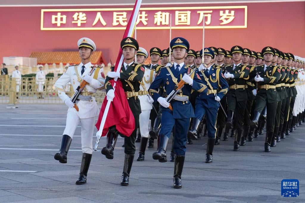 今天，12万人共赴一场“深情告白”——天安门广场国庆升旗仪式侧记